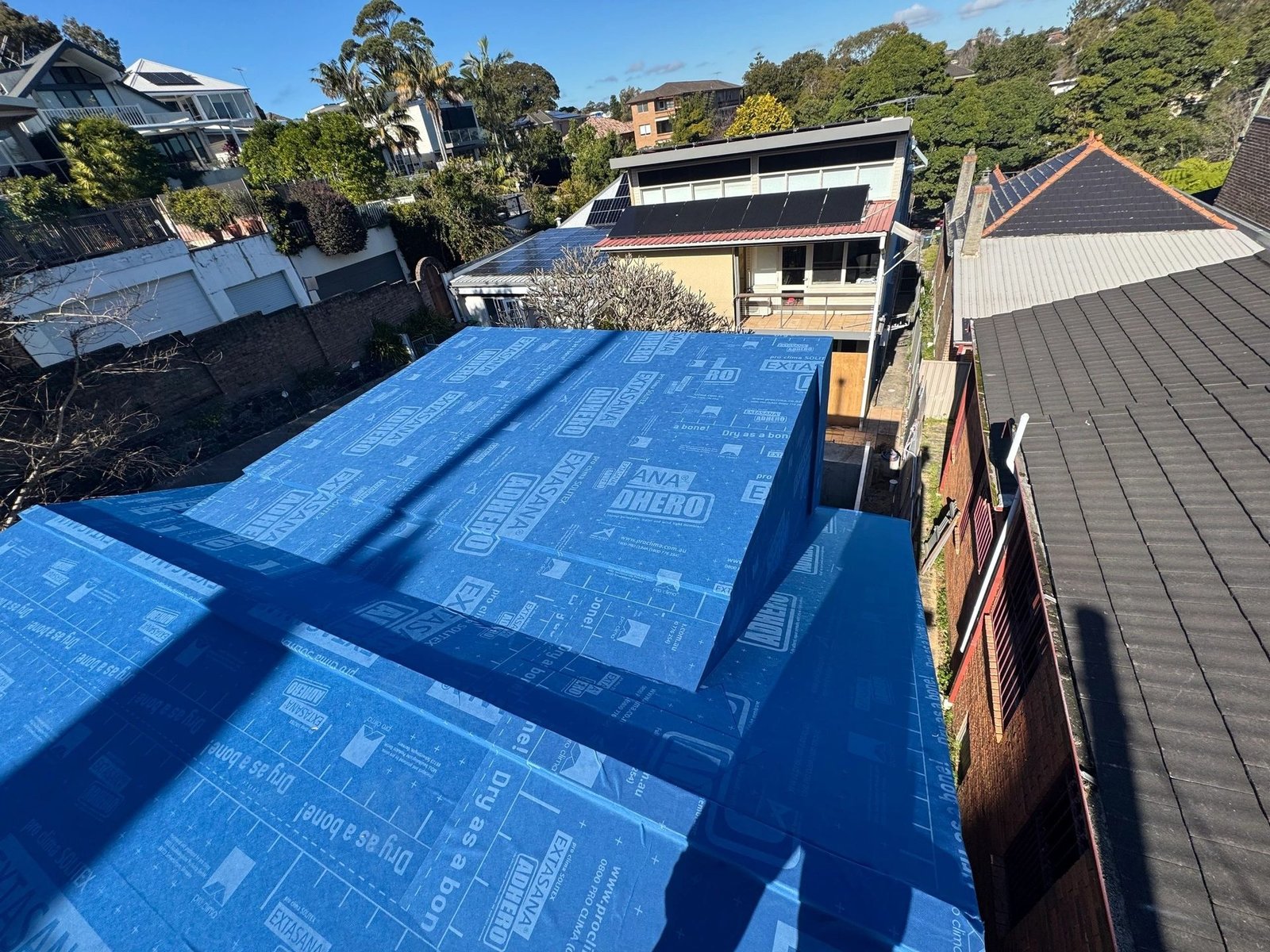 Roof prepared with protective underlay before sheeting